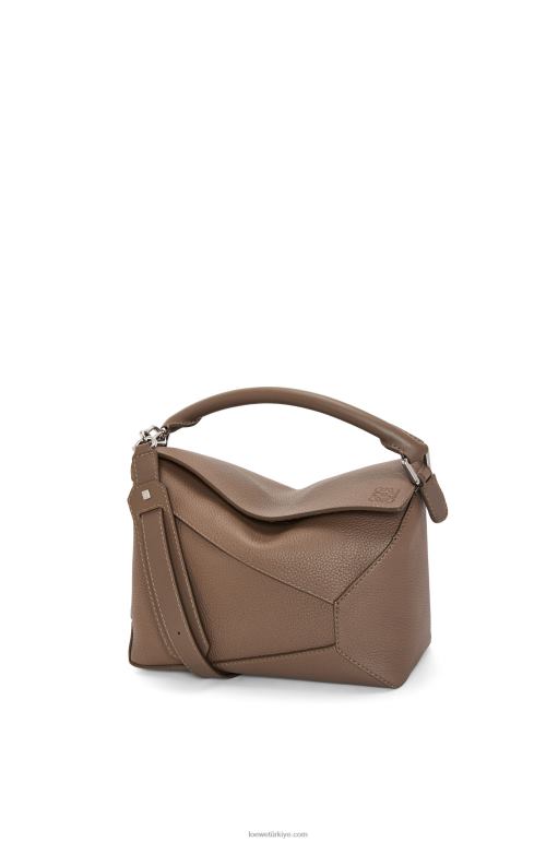 Loewe damarlı dana derisinden yapboz kenarlı çanta 02600541 erkekler tundra