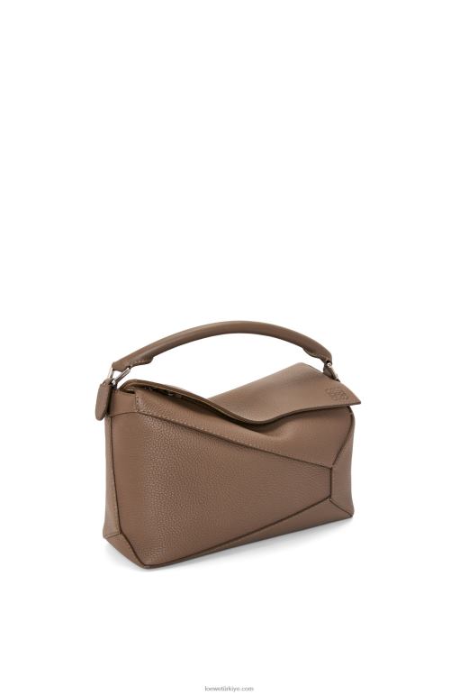 Loewe damarlı dana derisinden yapboz kenarlı çanta 02600541 erkekler tundra