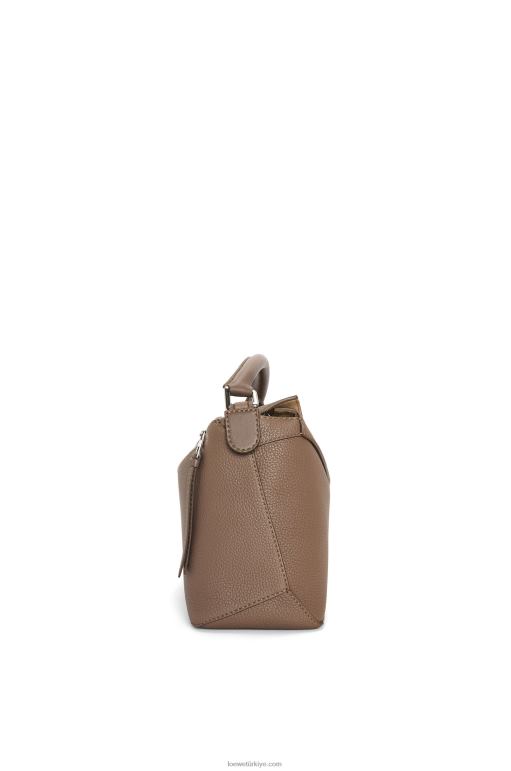 Loewe damarlı dana derisinden yapboz kenarlı çanta 02600541 erkekler tundra