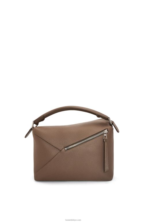 Loewe damarlı dana derisinden yapboz kenarlı çanta 02600541 erkekler tundra