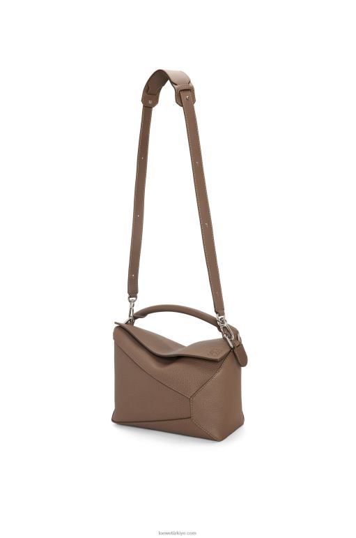 Loewe damarlı dana derisinden yapboz kenarlı çanta 02600541 erkekler tundra