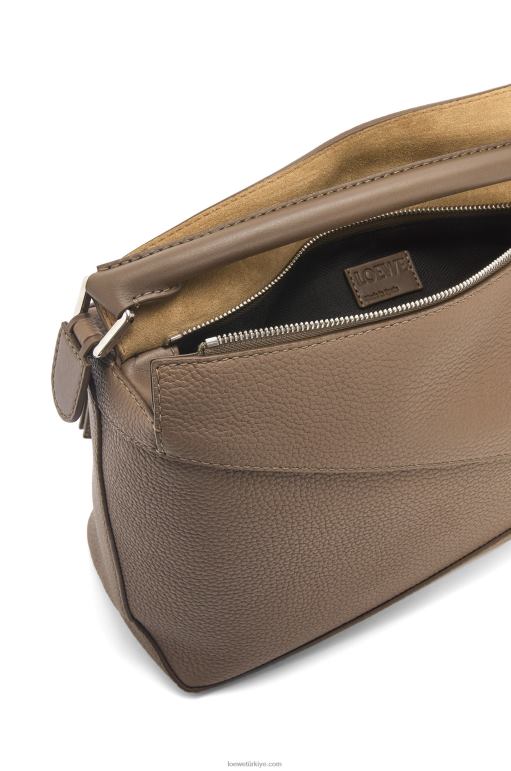 Loewe damarlı dana derisinden yapboz kenarlı çanta 02600541 erkekler tundra