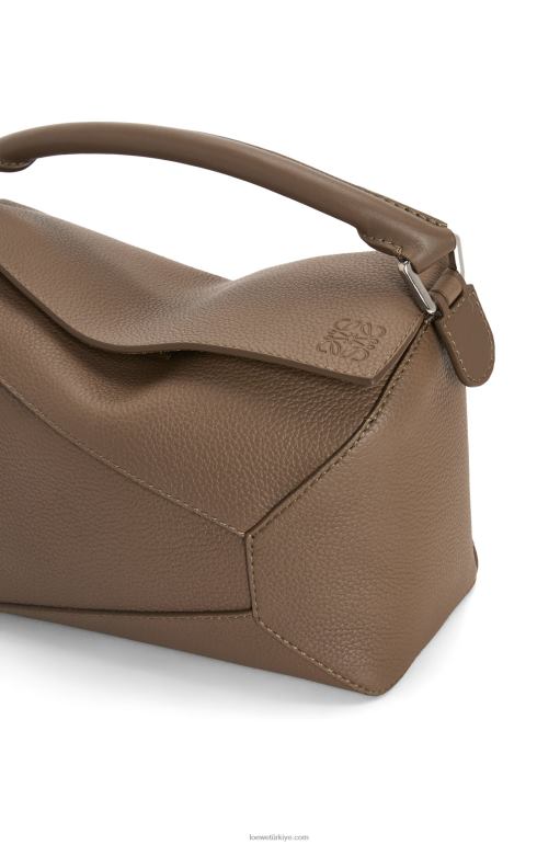 Loewe damarlı dana derisinden yapboz kenarlı çanta 02600541 erkekler tundra