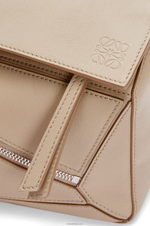 Loewe klasik dana derisinden küçük yapboz çanta 02600562 erkekler kum