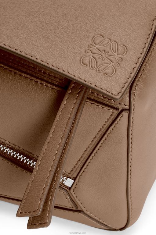 Loewe klasik dana derisinden küçük yapboz çanta 02600564 erkekler kış kahvesi