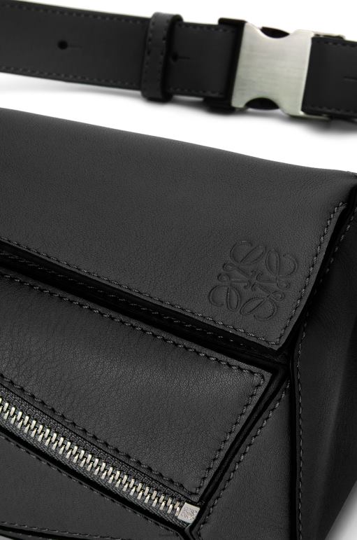 Loewe klasik dana derisinden mini puzzle bumbag 02600279 erkekler siyah