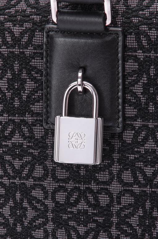 Loewe anagram jakarlı ve dana derisinden amazona 44 çanta 02600148 erkekler antrasit/siyah