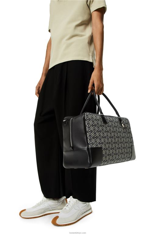 Loewe anagram jakarlı ve dana derisinden amazona 44 çanta 02600149 erkekler lacivert/siyah