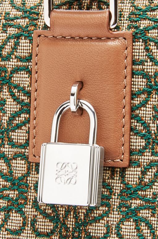 Loewe anagram jakarlı ve dana derisinden amazona 44 çanta 02600161 erkekler haki yeşili/ten rengi