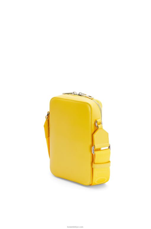 Loewe saten dana derisinden dikey çapraz cep 02600614 erkekler sarı