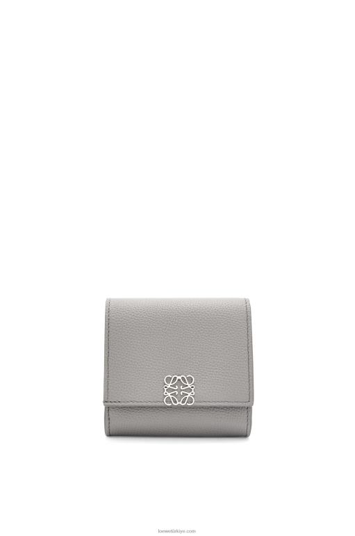 Loewe çakıl taneli dana derisinde anagram kompakt kapaklı cüzdan 026001207 kadınlar inci grisi