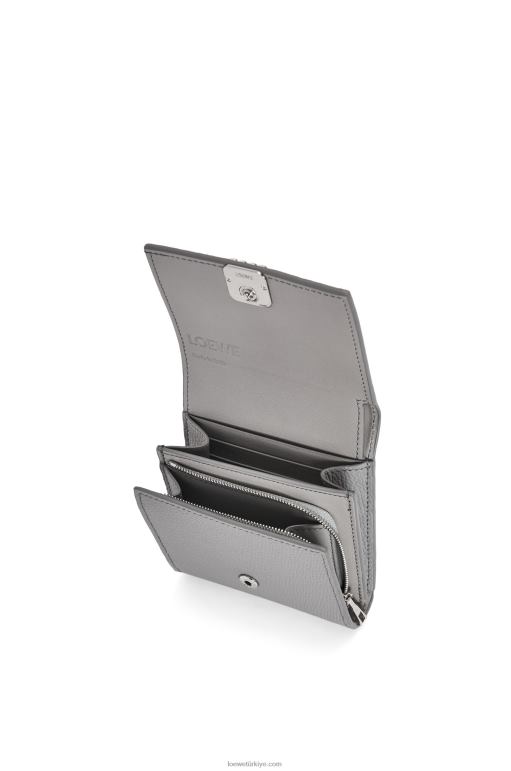 Loewe çakıl taneli dana derisinde anagram kompakt kapaklı cüzdan 026001207 kadınlar inci grisi
