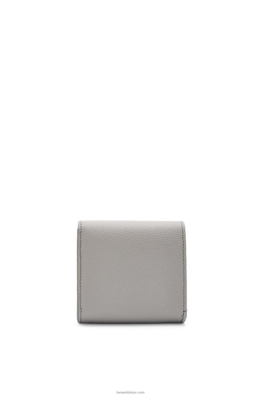 Loewe çakıl taneli dana derisinde anagram kompakt kapaklı cüzdan 026001207 kadınlar inci grisi