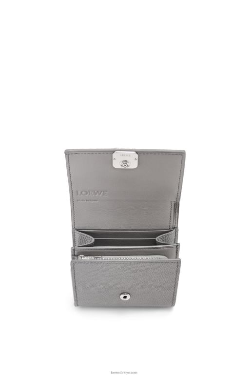 Loewe çakıl taneli dana derisinde anagram kompakt kapaklı cüzdan 026001207 kadınlar inci grisi