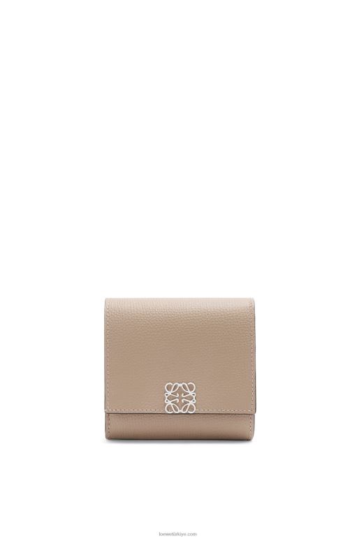 Loewe çakıl taneli dana derisinde anagram kompakt kapaklı cüzdan 026001215 kadınlar kum