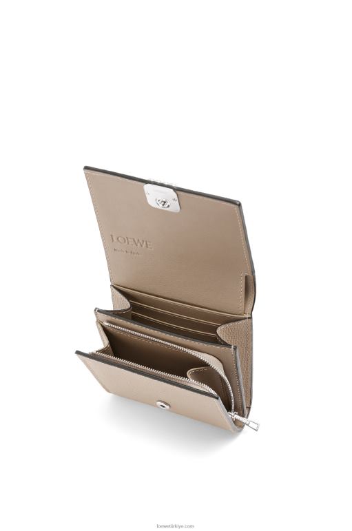 Loewe çakıl taneli dana derisinde anagram kompakt kapaklı cüzdan 026001215 kadınlar kum