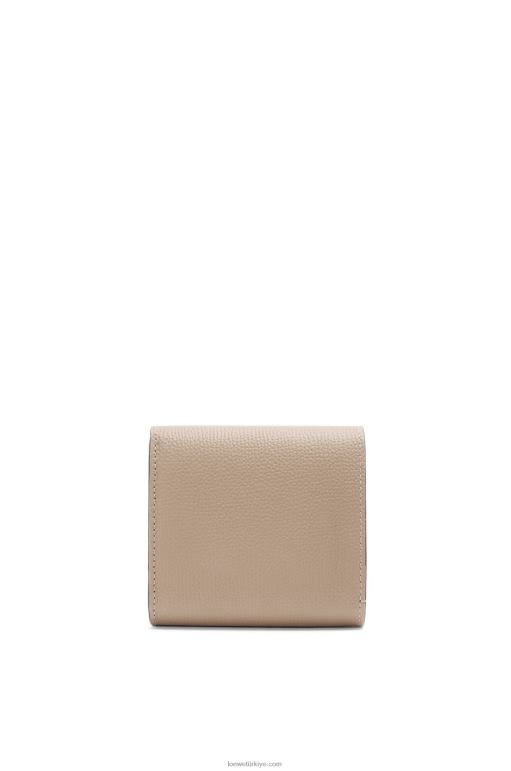 Loewe çakıl taneli dana derisinde anagram kompakt kapaklı cüzdan 026001215 kadınlar kum