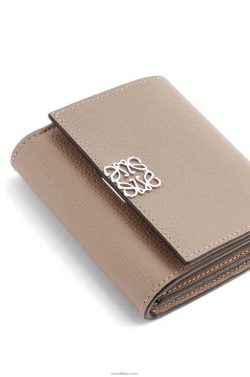 Loewe çakıl taneli dana derisinde anagram kompakt kapaklı cüzdan 026001215 kadınlar kum