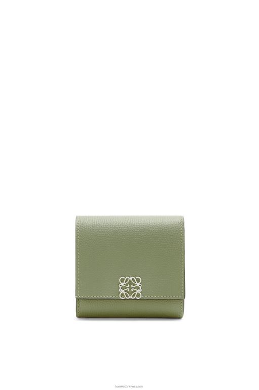 Loewe çakıl taneli dana derisinde anagram kompakt kapaklı cüzdan 026001248 kadınlar biberiye
