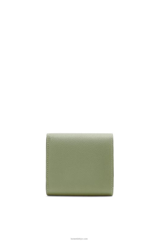 Loewe çakıl taneli dana derisinde anagram kompakt kapaklı cüzdan 026001248 kadınlar biberiye