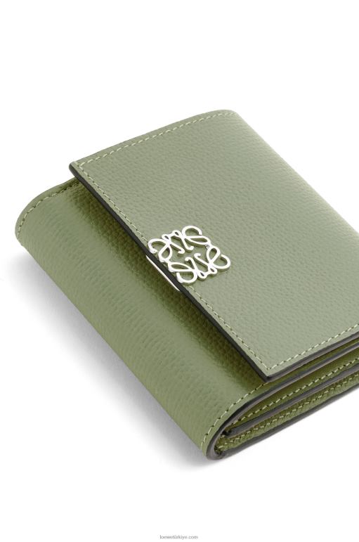 Loewe çakıl taneli dana derisinde anagram kompakt kapaklı cüzdan 026001248 kadınlar biberiye