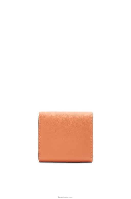 Loewe çakıl taneli dana derisinde anagram kompakt kapaklı cüzdan 026001307 kadınlar mercan resifi