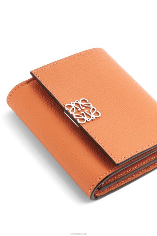 Loewe çakıl taneli dana derisinde anagram kompakt kapaklı cüzdan 026001307 kadınlar mercan resifi