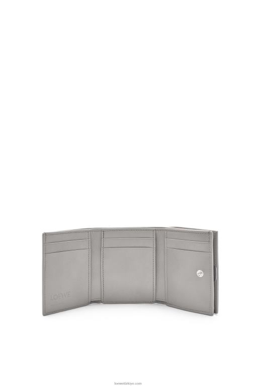 Loewe çakıl taneli dana derisinden anagram üç katlı cüzdan 026001206 kadınlar inci grisi