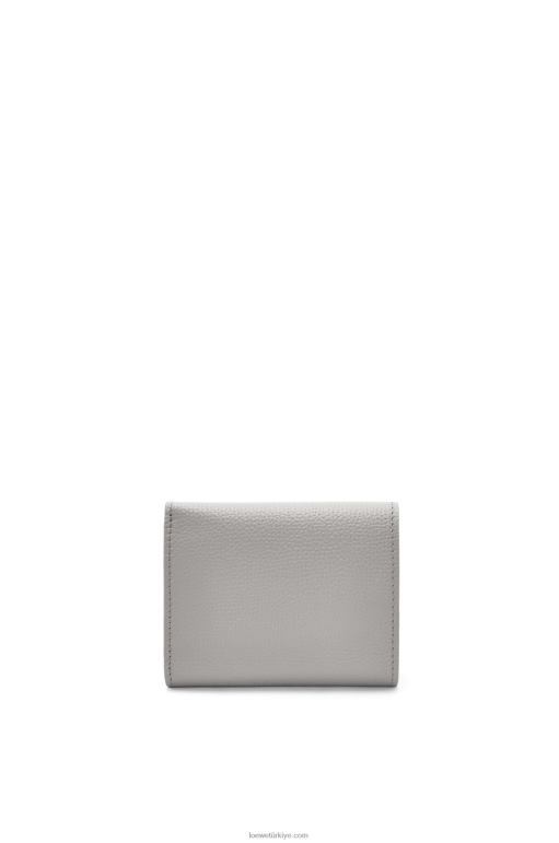 Loewe çakıl taneli dana derisinden anagram üç katlı cüzdan 026001206 kadınlar inci grisi