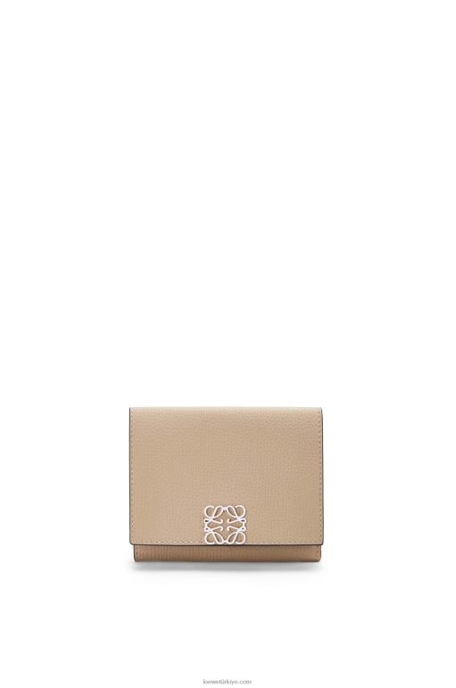 Loewe çakıl taneli dana derisinden anagram üç katlı cüzdan 026001214 kadınlar kum