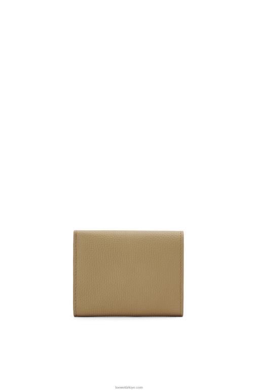 Loewe çakıl taneli dana derisinden anagram üç katlı cüzdan 026001290 kadınlar enginar yeşili