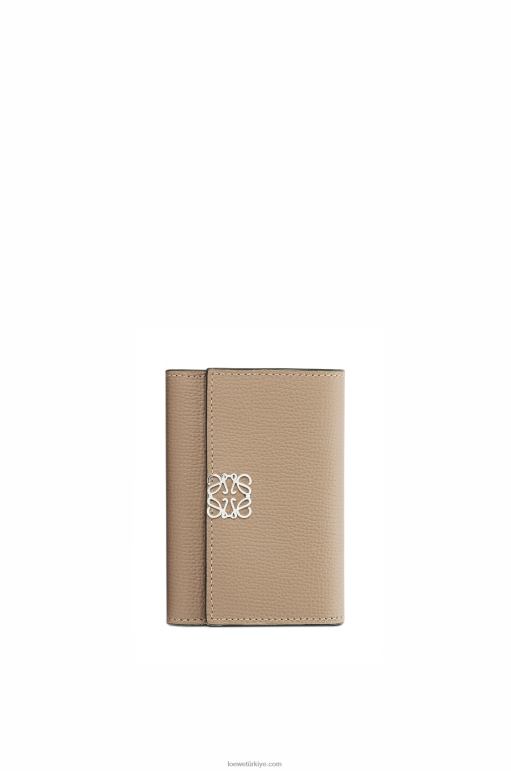 Loewe anagram çakıl taneli dana derisinden küçük dikey cüzdan 026001216 kadınlar kum