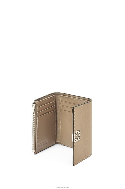 Loewe anagram çakıl taneli dana derisinden küçük dikey cüzdan 026001216 kadınlar kum