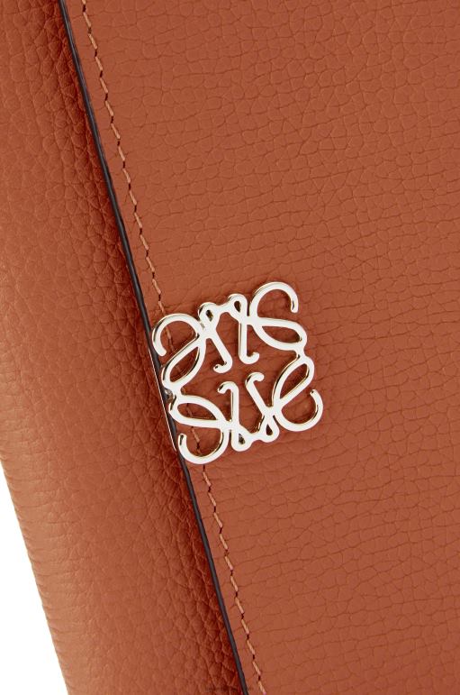 Loewe anagram çakıl taneli dana derisinden küçük dikey cüzdan 026001231 kadınlar bronzlaşmak