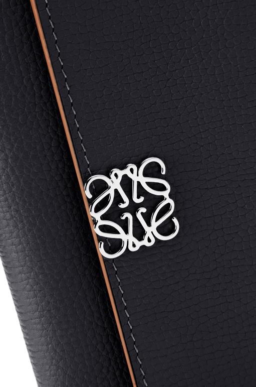 Loewe anagram çakıl taneli dana derisinden küçük dikey cüzdan 026001246 kadınlar siyah
