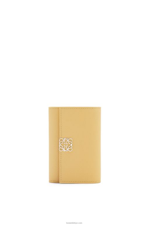 Loewe anagram çakıl taneli dana derisinden küçük dikey cüzdan 026001264 kadınlar koyu tereyağı