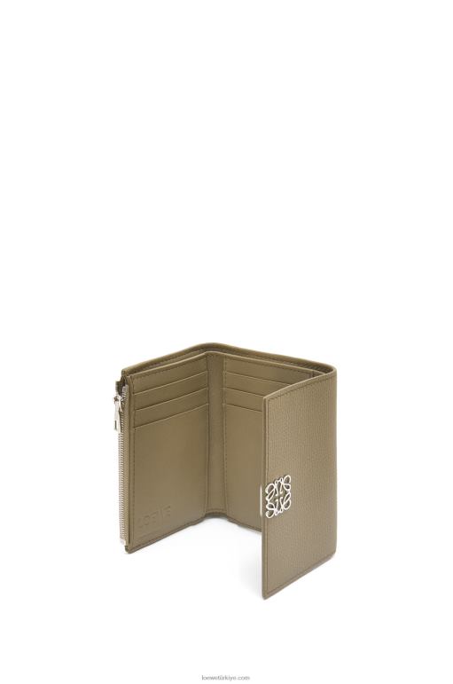 Loewe anagram çakıl taneli dana derisinden küçük dikey cüzdan 026001291 kadınlar enginar yeşili