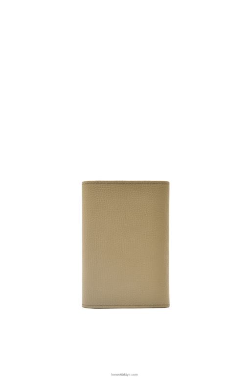 Loewe anagram çakıl taneli dana derisinden küçük dikey cüzdan 026001291 kadınlar enginar yeşili