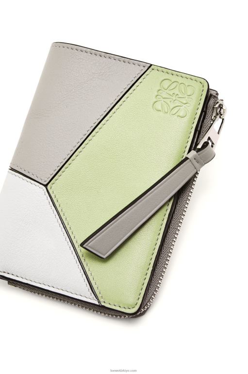 Loewe klasik buzağı bulmaca ince ikiye katlanır cüzdan 026001260 kadınlar kül grisi/açık seladonlar