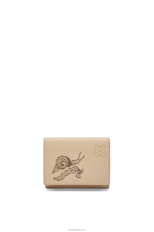 Loewe klasik dana derisinden salyangoz üç katlı cüzdan 026001300 kadınlar tozlu bej