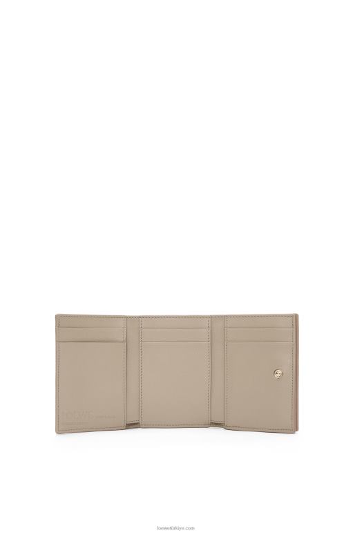 Loewe klasik dana derisinden salyangoz üç katlı cüzdan 026001300 kadınlar tozlu bej