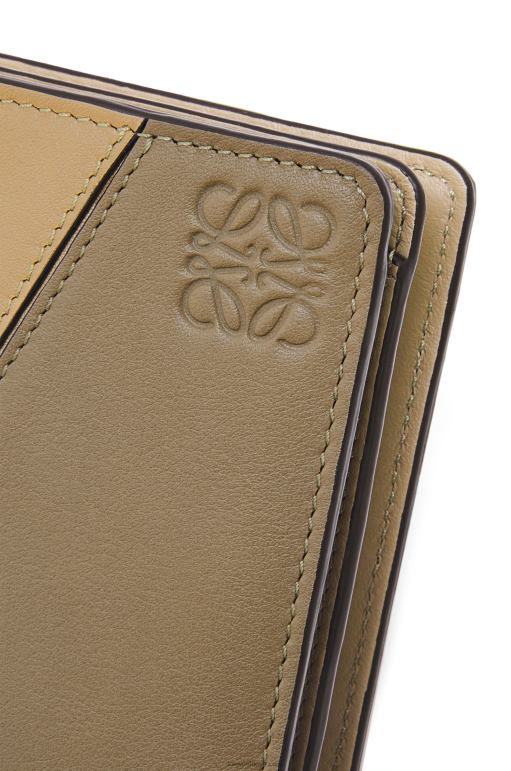 Loewe klasik dana derisinden yapboz kompakt fermuarlı cüzdan 026001259 kadınlar kil yeşili/tereyağı