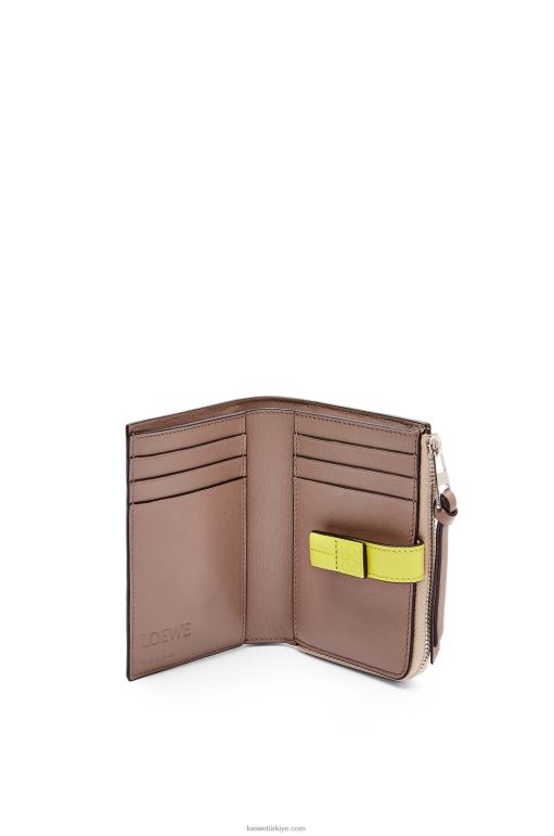 Loewe yumuşak damarlı dana derisinden ince fermuarlı ikiye katlanmış cüzdan 026001298 kadınlar çıplak/citronelle