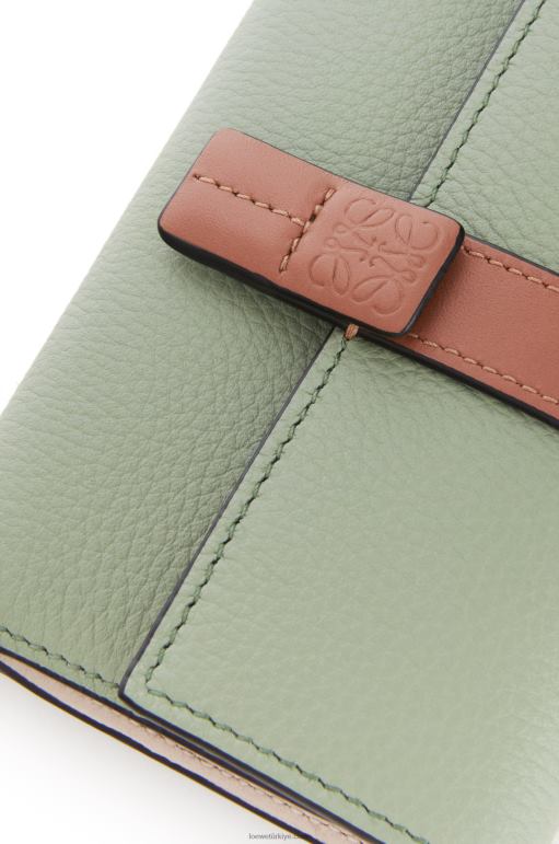 Loewe yumuşak damarlı dana derisinden küçük dikey cüzdan 026001225 kadınlar biberiye/tan
