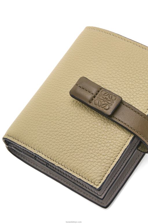Loewe yumuşak taneli dana derisinden kompakt fermuarlı cüzdan 026001211 kadınlar adaçayı yeşili/koyu haki yeşili