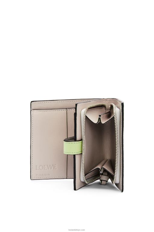 Loewe yumuşak taneli dana derisinden kompakt fermuarlı cüzdan 026001253 kadınlar inci grisi/açık soluk yeşil