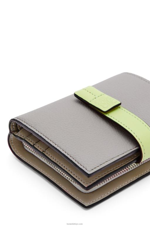 Loewe yumuşak taneli dana derisinden kompakt fermuarlı cüzdan 026001253 kadınlar inci grisi/açık soluk yeşil