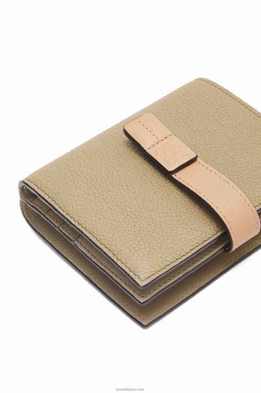Loewe yumuşak taneli dana derisinden kompakt fermuarlı cüzdan 026001288 kadınlar enginar yeşili/tozlu bej