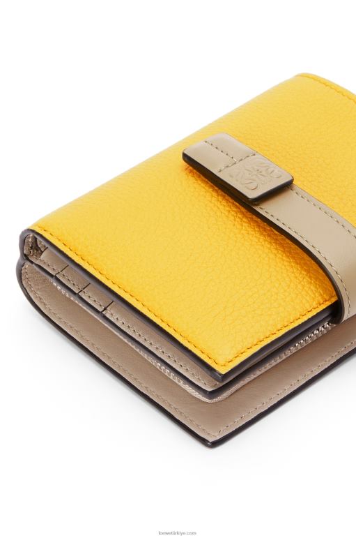 Loewe yumuşak taneli dana derisinden kompakt fermuarlı cüzdan 026001308 kadınlar sarı/kil yeşili