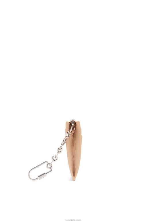 Loewe zincirli çakıl taneli dana derisinden anagram kare kartlık 026001368 kadınlar çıplak